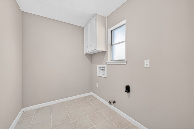 Building Photo - 13903 Chevy Chase Dr