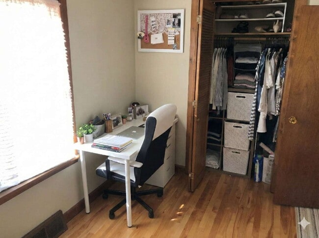 Building Photo - Great 4 Bed 1 Bath close to UWEC!