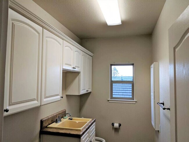 Building Photo - 1043 Diamante Robles Ct