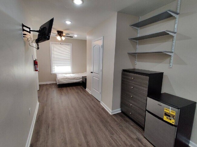 Building Photo - 5535 Crowson St