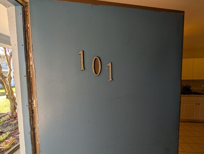 Building Photo - Updated Ground Floor 2/1 **Water/Sewer Included**