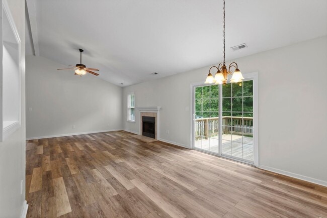 Building Photo - Ranch home with Fenced yard