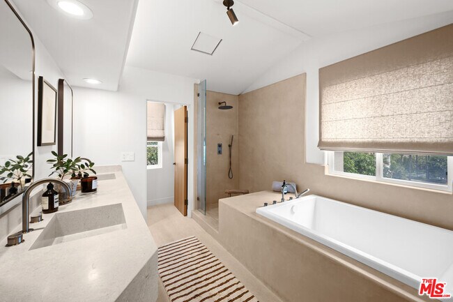 Building Photo - 6475 Zuma View Pl