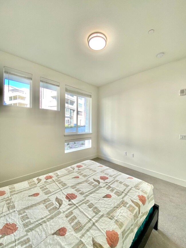 Building Photo - Room For Rent In Excellent Condo