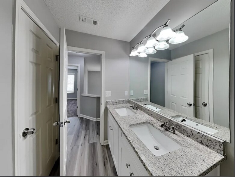 Building Photo - 3015 Donamire Ave NW