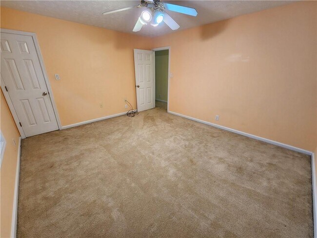 Building Photo - 350 Saddle Bridge Dr