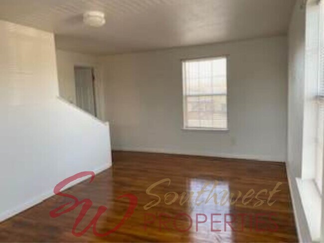 Building Photo - Spacious Upstairs 1-Bedroom Apartment in Downtown Stephenville