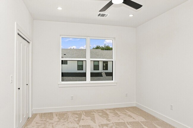 Building Photo - 1500 Sylvan Glade