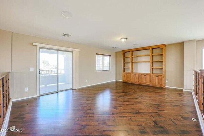 Building Photo - BEAUTIFUL SURPRISE HOME