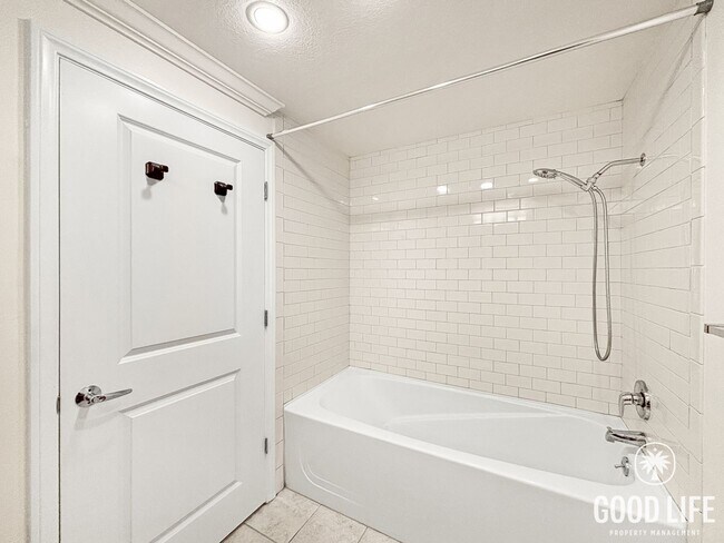 Building Photo - STUNNING 2 BED/2 BATH CONDO AVAILABLE IN THE DISCOVERY BUILDING IN CORTEZ HILL!