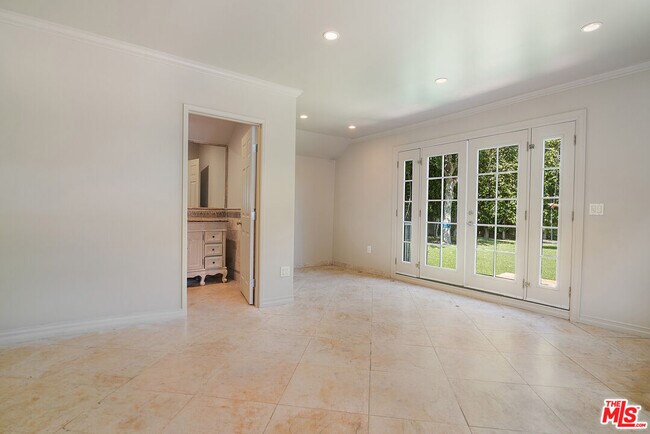 Building Photo - 121 S Poinsettia Pl