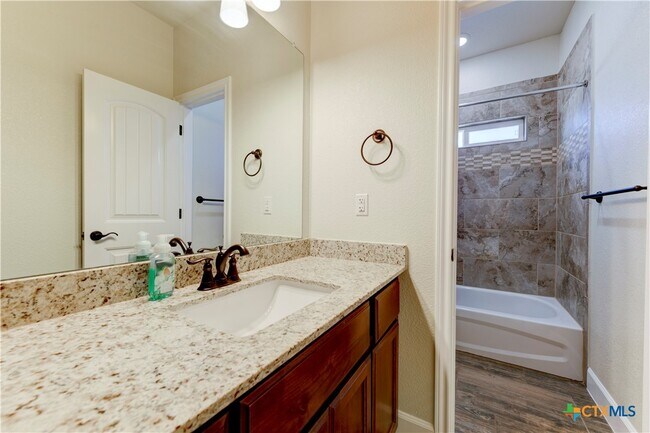 Building Photo - 1040 Vista Dr