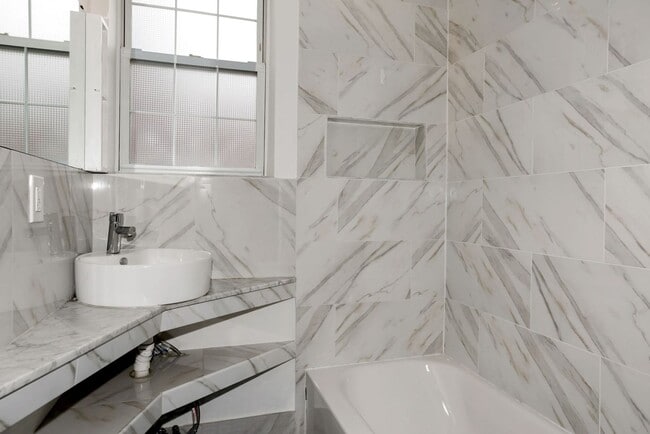 Building Photo - Available Now! 4 Bedroom  3.5  Bathroom Townhouse //Woodley Park// Garage, Driveway & 3 Levels of...