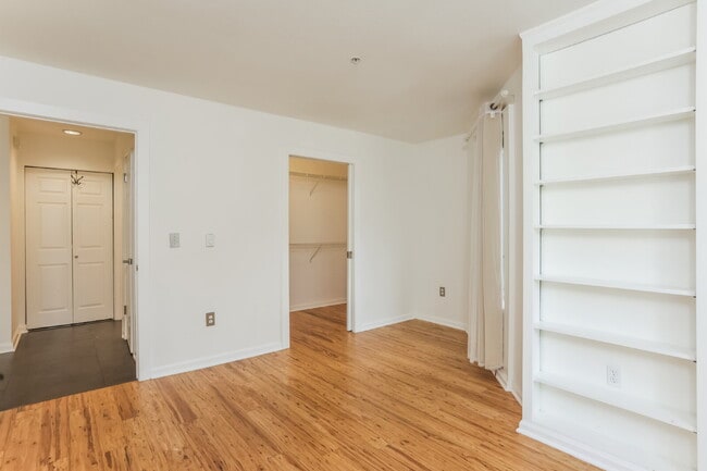 Building Photo - Belltown Condo with Utilities, Parking & Amenities Included