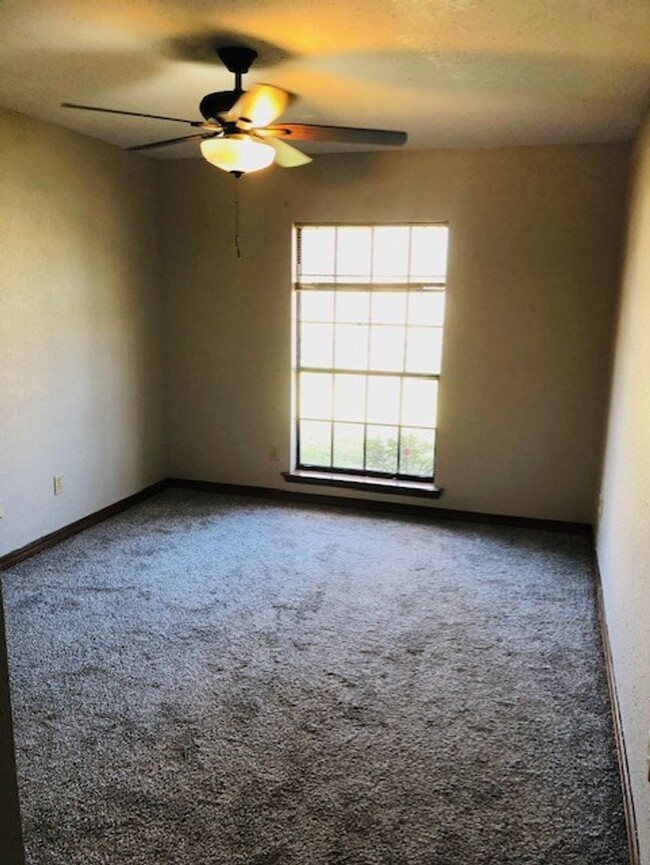 Building Photo - $100 OFF FIRST MONTH'S RENT MOVE IN SPECIA...