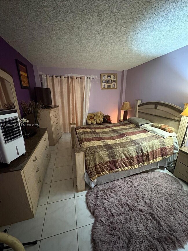 Building Photo - 4152 Inverrary Dr