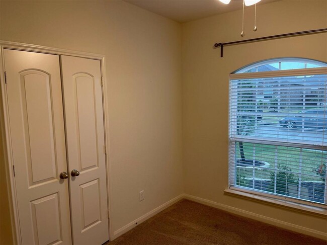 Building Photo - 2300 Sable Wood Dr