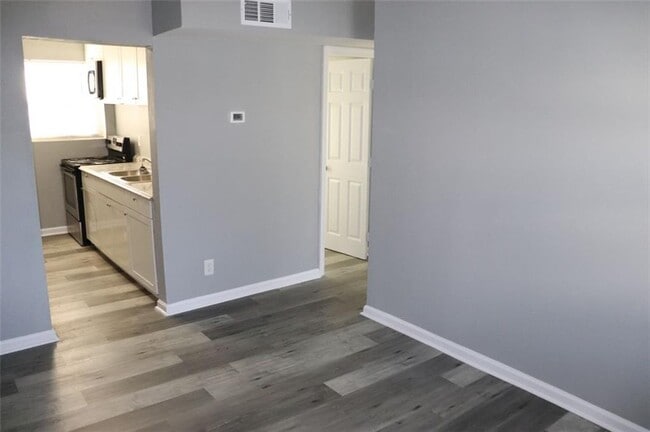 Building Photo - 740 Cooper St SW