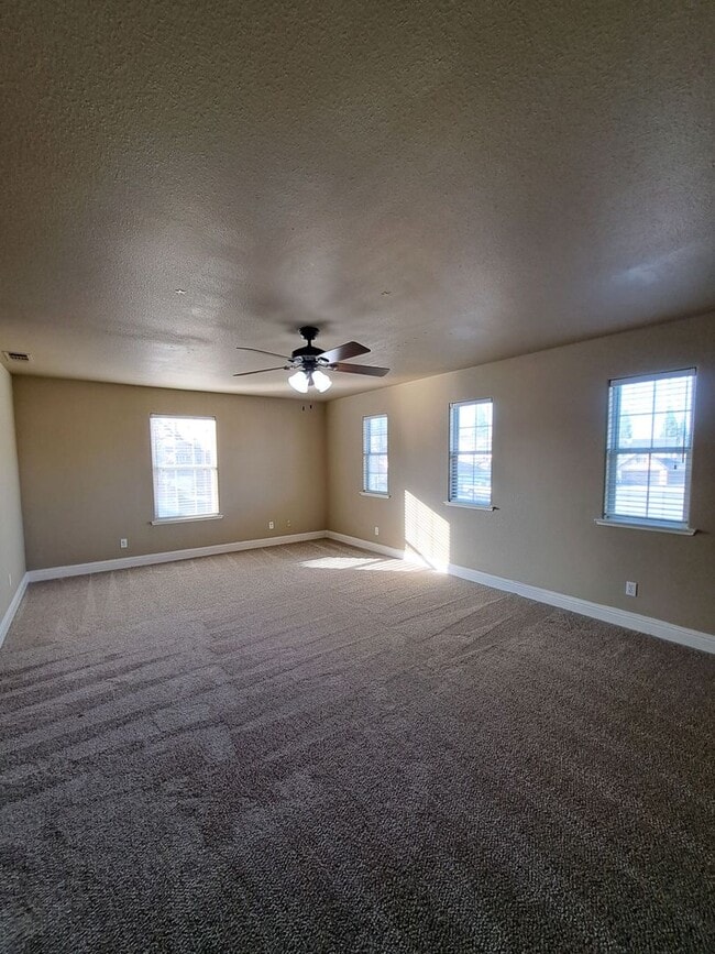 Building Photo - PRICE REDUCED TO $3450 & MOVE IN SPECIAL $450 OFF THE 1ST MONTH'S RENT – Spacious 5-Bedroom Fresn...