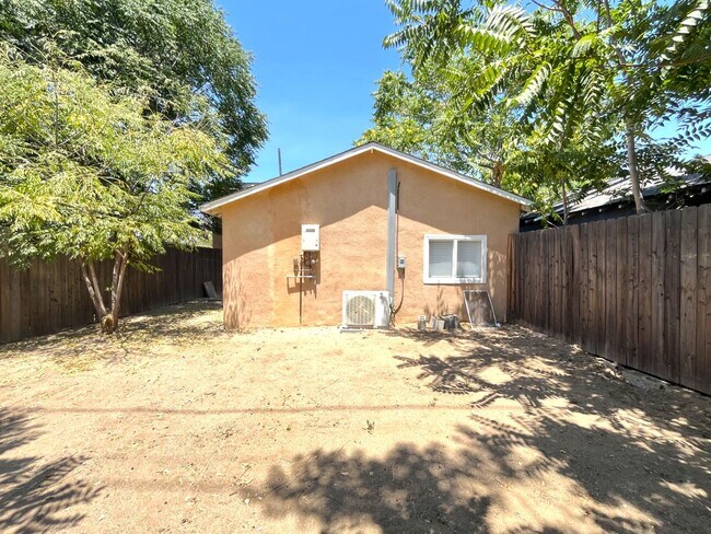 Building Photo - 1629 Kendall Dr