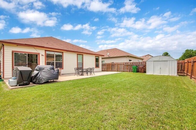 Building Photo - 1721 E Mesa Park Dr