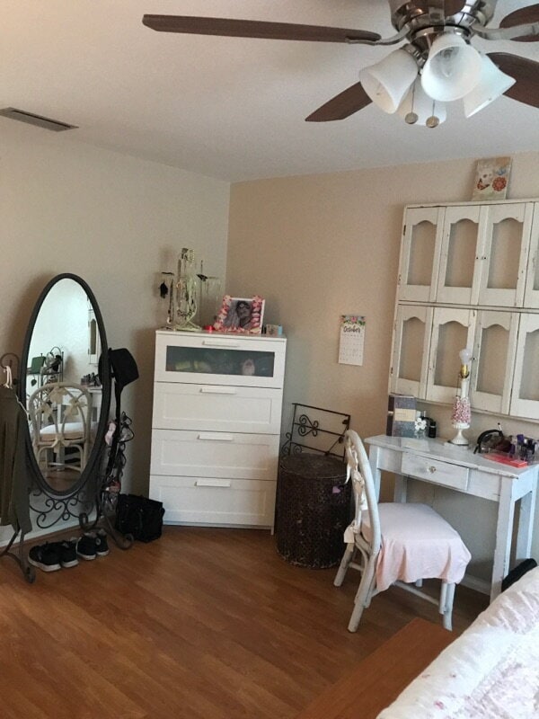 Building Photo - 5-Bedroom Pool Home with 2 Full Baths - Spacious 2373 Sq Ft Home in Englewood's Prime Location!"