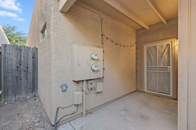 Building Photo - Pending/ Rented - Comfortable Eastside Liv...