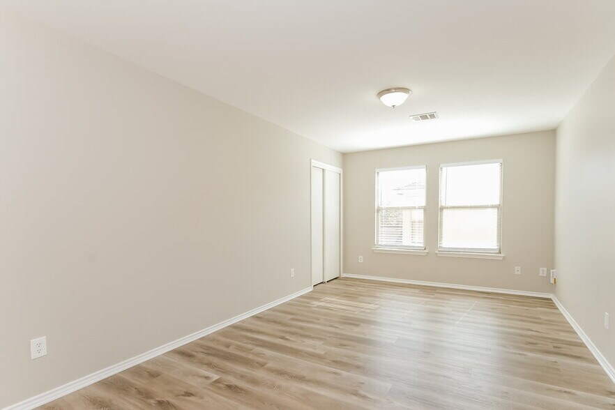 Building Photo - 5403 S Hearsey Dr