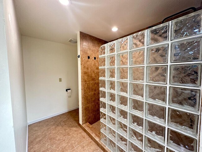 Building Photo - Tranquil Lakefront Living in the Heart of ...