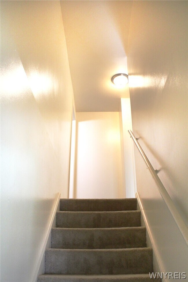 Building Photo - 140 Ayrault Dr