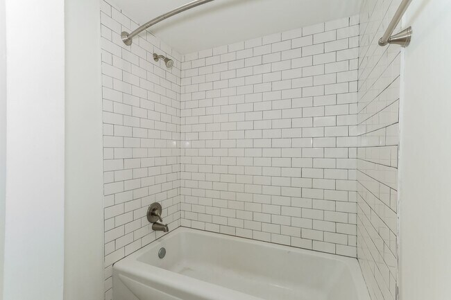 Building Photo - 2 bed/1 bath on King St. Live in the Heart...