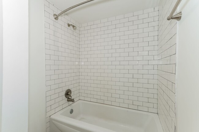 Building Photo - Move-in Today and get 1 month Free - 2 bed / 1 bath on King St. & Calhoun