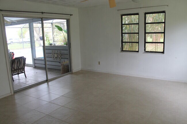 Building Photo - 7003 SW 39th St