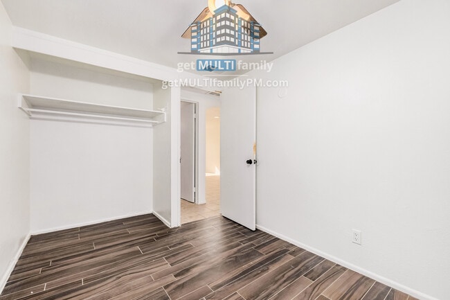 Building Photo - 1402 W Mercer Ln