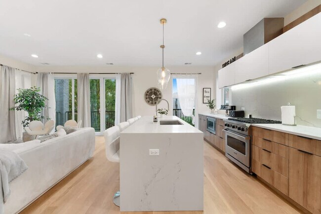 Building Photo - 2110 W Washington Blvd