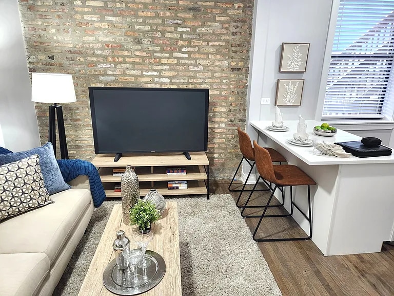 Building Photo - 3844 N Wilton Ave