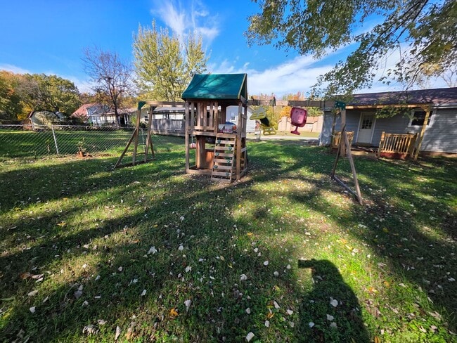 Building Photo - Charming 3-Bedroom Home with Spacious Back...