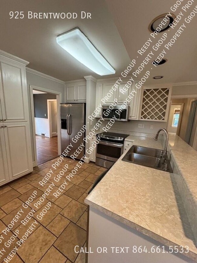 Building Photo - 925 Brentwood Dr