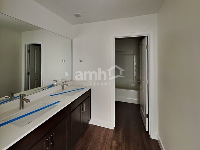 Building Photo - 251 N Dry Crk Rd