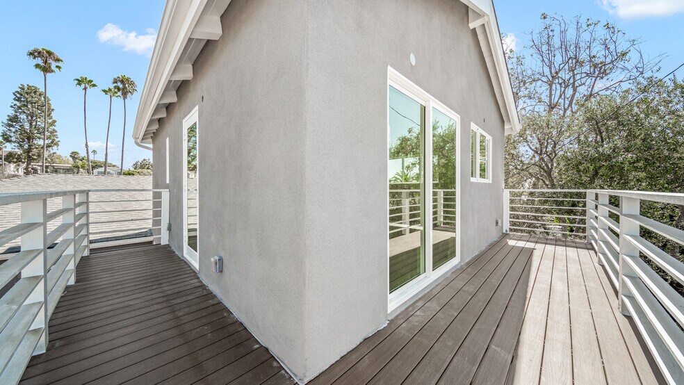 Building Photo - 3647 Grand View Blvd