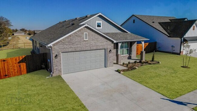 Building Photo - 4/2.5/2 Owasso Home! Lawn Care Included!