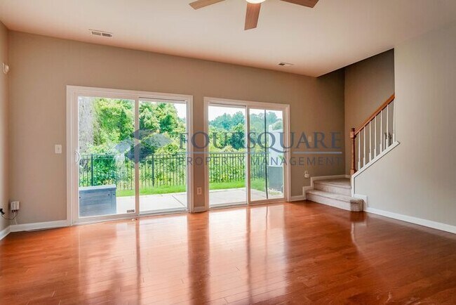 Building Photo - Townhome |Fenced Back Patio with Privacy F...