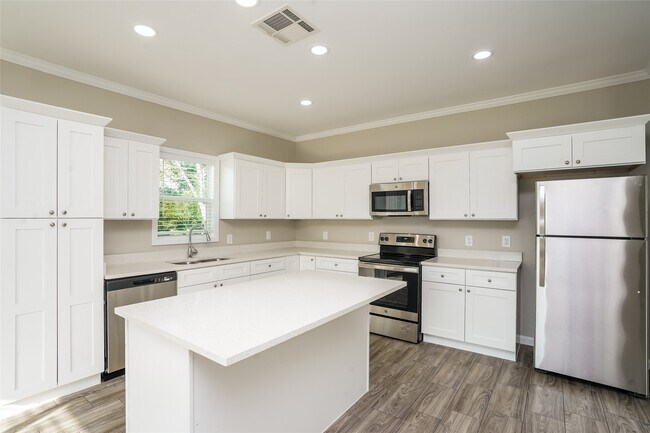 Building Photo - 9330 Crestview Dr