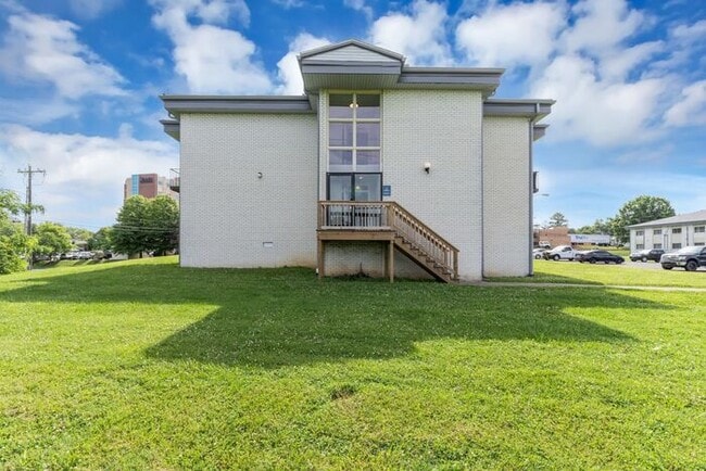 Building Photo - Remodeled 1 Bedroom Apartment!!! Walk to the Square or Steps from Sumner Regional Hospital