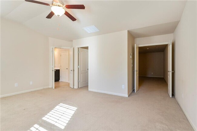 Building Photo - 2394 Whiteoak Ct SE