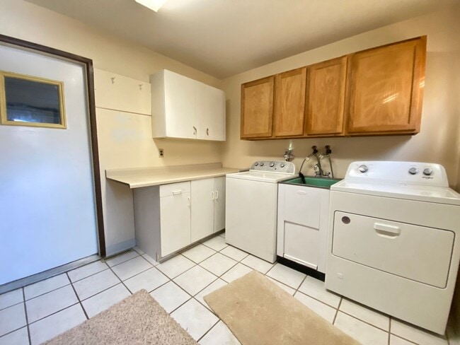 Building Photo - 3 Bedroom Home in Merrillville, IN