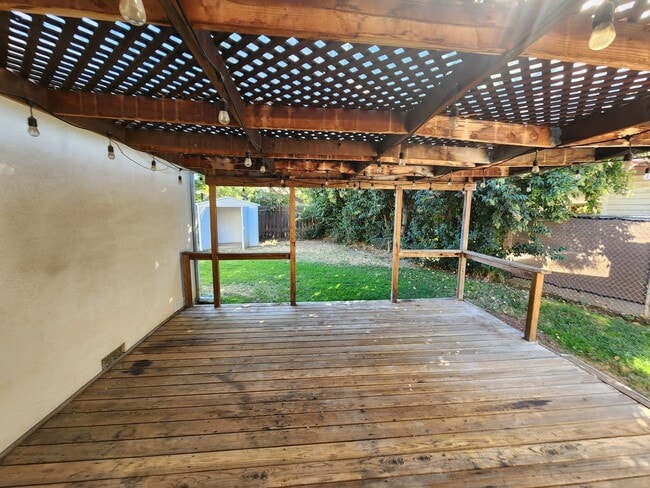 Building Photo - Adorable 4/2 With GREAT Backyard.  Gardene...
