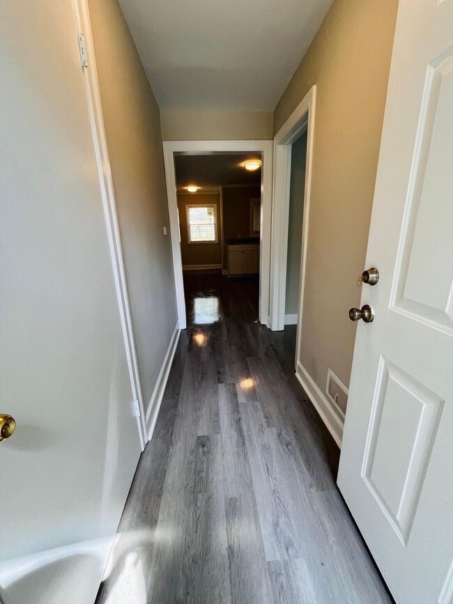 Building Photo - three bedroom duplex with ALL utilities included