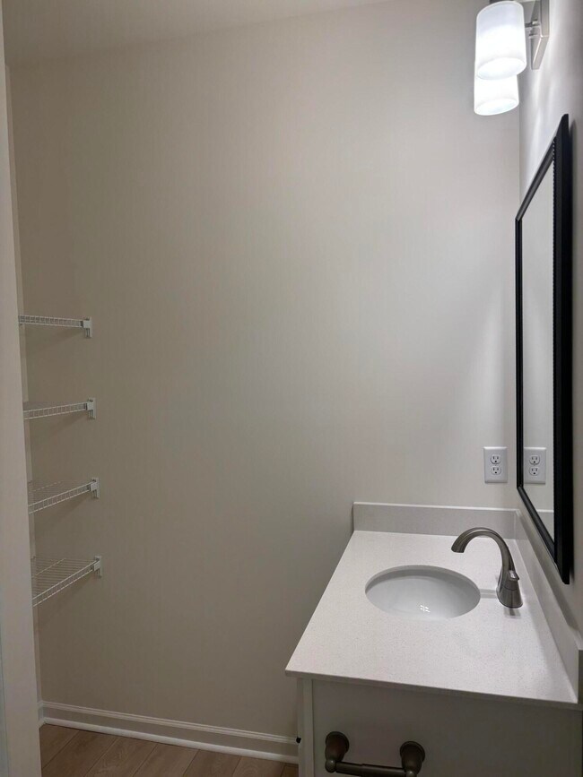 Building Photo - 370 Acorn St