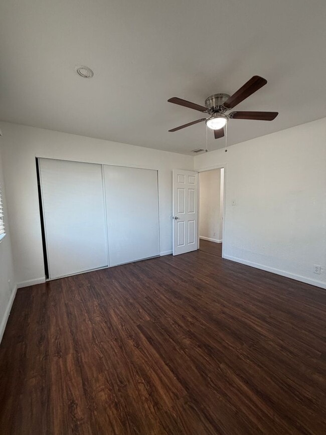 Building Photo - Charming 2-Bed, 1.5-Bath Home with 2-Car Garage in Hesperia, CA!